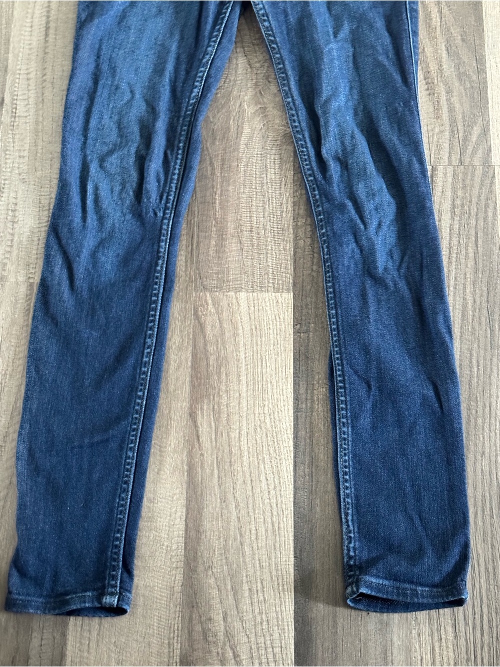 Hollister High-Rise Skinny Jeans in Dark Blue Wash - Picture 3 of 4